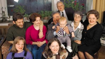 Евгений Примаков с семьей, внучка Саша в первом ряду справа (фото "Огонек")