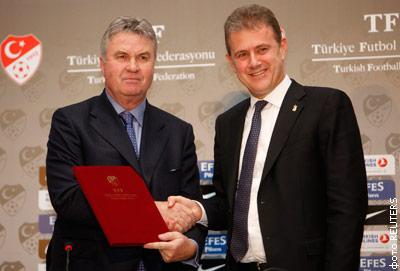Гус Хиддинк и глава Федерации футбола Турции Махмут Озгенер