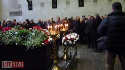 Прощаясь, люди принесли море цветов