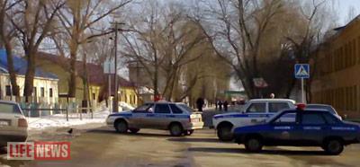 К РОВД были стянуты дополнительные наряды милиции