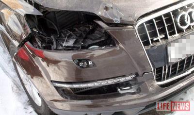 Разбит весь передок «ауди»: фары, бампер, крылья и крышка капота - под замену