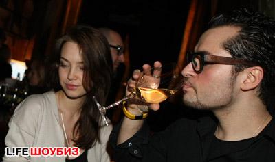 Ираклий не устает поднимать бокалы за счастье с Соней