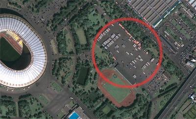 Стоянка, на которой остановился автобус с террористами, раньше была полна транспорта...