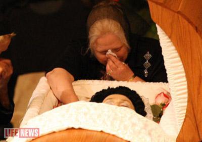 На похороны певицы Свинкова пришла в дорогих украшениях