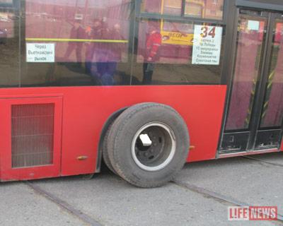 У автобуса с пассажирами отлетело колесо