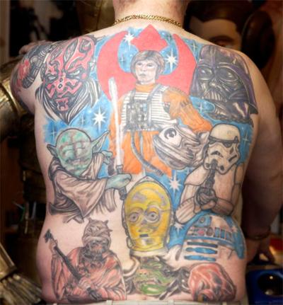 - У меня уже 14 татуировок, и все они приносят мне радость. Останавливаться я не намерен, у меня еще есть место на теле, - смеется Люк. - Я хочу добавить несколько символов на обе руки до запястья и, конечно же, сделать полноразмерный корабль, на котором путешествовали главные герои.
Его 27-летняя девушка Дебби Мауэр не является поклонником данного жанра, но с пониманием относится к его увлечению.