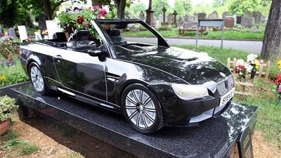 Подобную работу смогли выполнить китайские специалисты и данный памятник обошелся семье в очень круглую сумму, но самая большая проблема оказалась в разрешении его установить.

&nbsp;
1000 килограммовый памятник смогли установить только в конце апреля, когда удалось уладить все бюрократические нюансы, но многие до сих пор уверяют, что памятник долго не простоит из-за возможных жалоб со стороны посетителей кладбища.