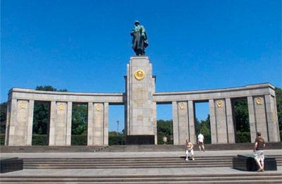 В День Победу к мемориальному комплексу приходят сотни ветеранов