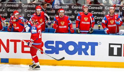 Российские хоккеисты празднуют очередной гол в ворота финнов