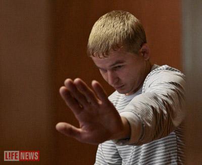 Сергей Стебляков входит в зал суда