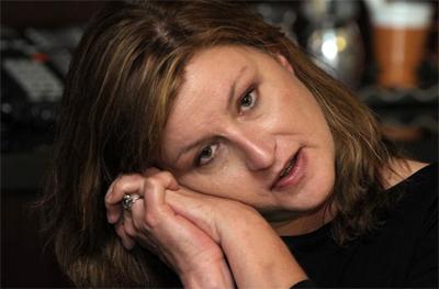 Джинджер Макгир показывает, в какой позе она пробыла в запертом самолете более 3 часов