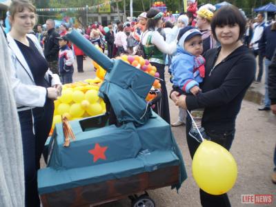 Малыши разъезжали по парку на танках с красными звездами и георгиевскими ленточками