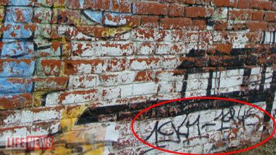 Погибший вместе с друзьям закрашивал нацистские надписи на стенах домов