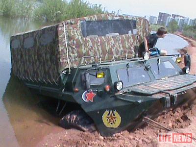 Местные подростки оккупировали застрявшую в грязи махину