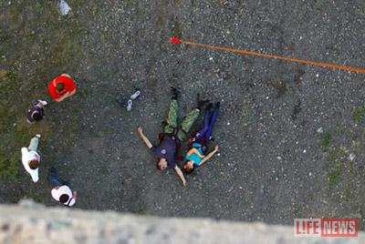 Влюбленные разбились после того, как совершили экстремальный прыжок