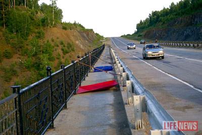 Вот отсюда совершили свой последний прыжок молодые экстремалы. На снимке видно, что веревки крепятся просто к ограждению дороги