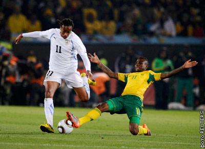 Счет бы открыт на 24-й минуте поединка. Герой финала Лиги Европы Диего Форлан рискнул нанести удар с 25 метров, находясь почти по центру. Мяч еле  коснулся спины уворачивающегося защитника, поднялся вверх и над вратарем опустился в сетку, не задев перекладины. Ничего не смог сделать  голкипер, но надо отметить и невезение - слишком сильный рикошет. Подробности читайте на Life Sports.