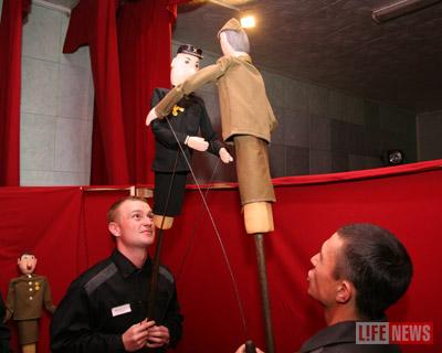 Актеры на сцене проживают жизнь своих персонажей