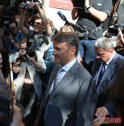 Германа Грефа окружали охранники и осаждали журналисты