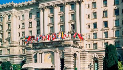 В честь приезда Медведева на фасаде отеля вывесили и российский флаг