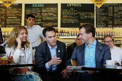 С россиянами, работающими в США, президент встретился в кафе