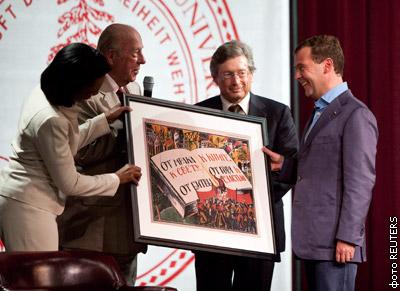 Бывшие госсекретари США Кондолиза Райс и Джордж Шульц подарили Дмитрию Медведеву советский плакат 1921 года