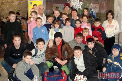 Дети очень любили своего молодого тренера по плаванию