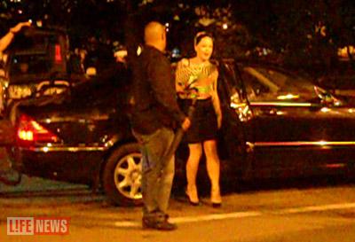 Несмотря на хромоту, певица надела туфли на 12-сантиметровом каблуке