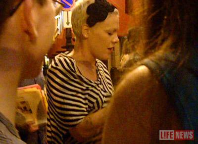 Певица, смущаясь, извинилась перед фанатами за неважный внешний вид