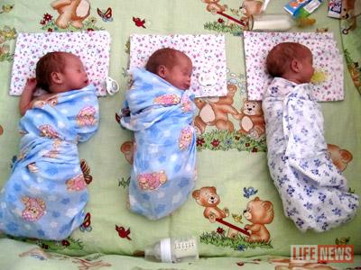 Родители тройняшек мечтали об одной дочке, а родили трех