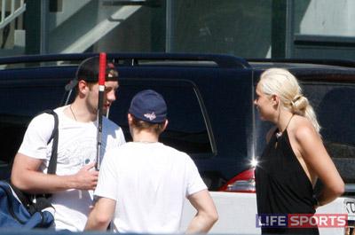 Мария внимательно слушала рассказы хоккеистов