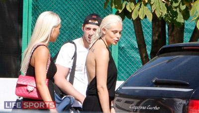 Жена Рыжего терпеливо дожидалась конца тренировки