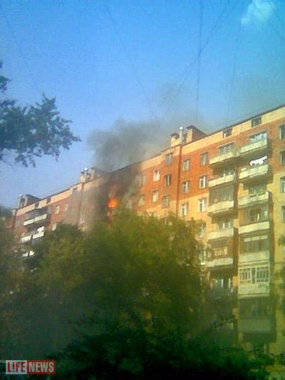 Огонь добрался до крыши 9-этажного дома