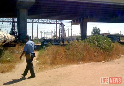 Преступники напали на милиционеров, когда те осматривали территорию под мостом