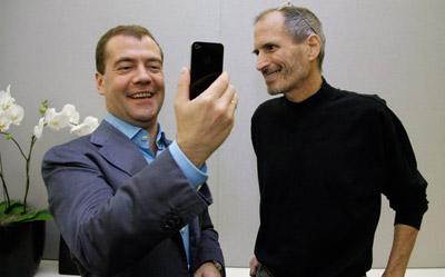 Дмитрий Медведев является самым преданным поклонником iPhone