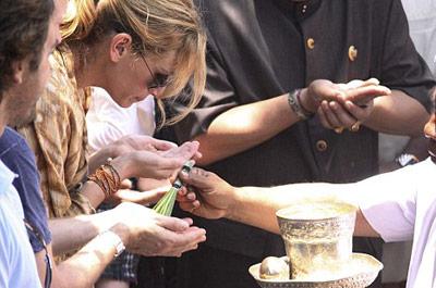 Робертс регулярно посещает индуистский храм