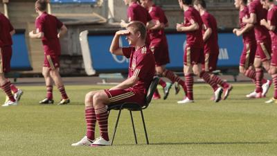 Быстров всю тренировку просидел на стуле