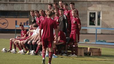 Денисов едва успел на общую фотографию