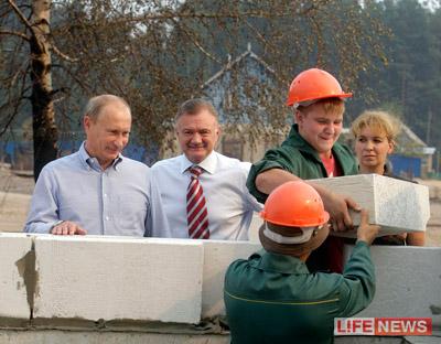 Владимир Путин остался доволен тем, как идет строительство нового жилья для погорельцев в Рязанской области