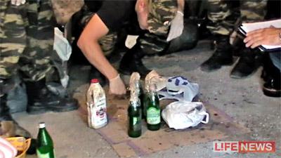 В ходе обыска в гараже найдены 4 бутылки с зажигательной смесью, заряженный пистолет со взведенным курком...