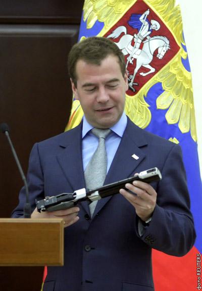 Дмитрий Медведев признался, что ему нравится оружие