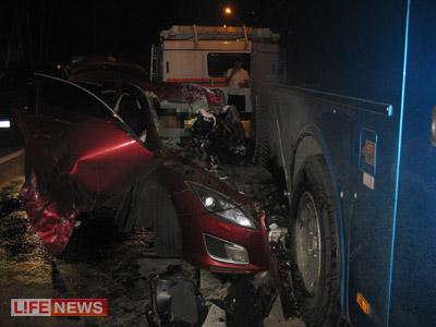 Больше всего от удара пострадала левая часть автомобиля