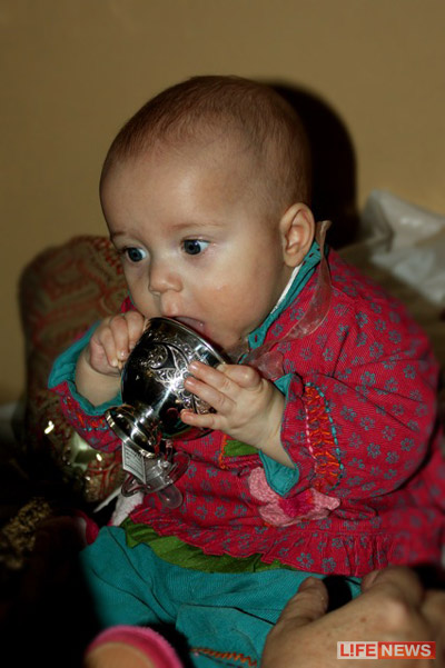 Маленькая Соня стойко выдержала обряд крещения