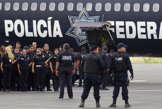 Полицейская группа, принимавшая участие в операции, прибыла в аэропорт Аподака