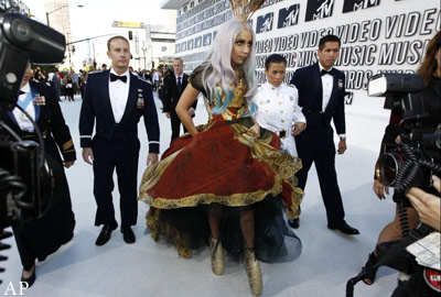 На красной дорожке певица появилась с павлиньими перьями на голове