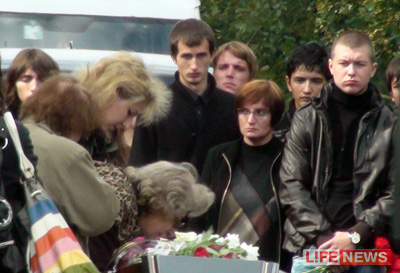 Эдуарда похоронили на кладбище, где покоится его отец