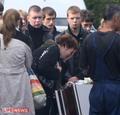 Хоронить подростка пришли ученики из его школы 