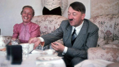 %D0%9D%D0%B0%20%D0%BE%D0%BF%D1%83%D0%B1%D0%BB%D0%B8%D0%BA%D0%BE%D0%B2%D0%B0%D0%BD%D0%BD%D1%8B%D1%85%20%D1%84%D0%BE%D1%82%D0%BE%20%D0%B8%D0%B7%D0%BE%D0%B1%D1%80%D0%B0%D0%B6%D0%B5%D0%BD%D1%8B%20%D1%81%D0%BE%D0%B1%D0%B8%D1%82%D0%B8%D1%8F%20%D0%BB%D0%B8%D1%87%D0%BD%D0%BE%D0%B9%20%D0%B6%D0%B8%D0%B7%D0%BD%D0%B8%20%D0%90%D0%B4%D0%BE%D0%BB%D1%8C%D1%84%D0%B0%20%D0%93%D0%B8%D1%82%D0%BB%D0%B5%D1%80%D0%B0