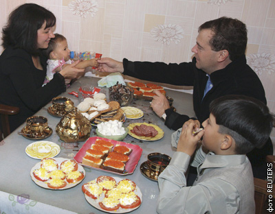 %D0%9F%D1%80%D0%B5%D0%B7%D0%B8%D0%B4%D0%B5%D0%BD%D1%82%20%D0%BF%D0%BE%D0%BE%D0%B1%D0%B5%D0%B4%D0%B0%D0%BB%20%D0%B2%20%D0%B4%D0%BE%D0%BC%D0%B5%20%D1%83%20%D0%BC%D0%BE%D0%BB%D0%BE%D0%B4%D1%8B%D1%85%20%D0%B6%D0%B8%D1%82%D0%B5%D0%BB%D0%B5%D0%B9%20%D0%9A%D1%83%D1%80%D0%B8%D0%BB.