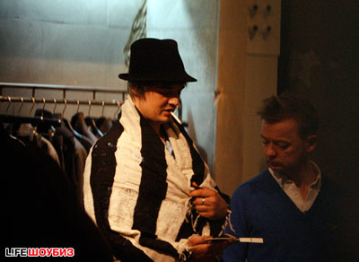 %D0%94%D0%BE%D1%8D%D1%80%D1%82%D0%B8%20%D0%BF%D0%BE%D0%BA%D1%83%D0%BF%D0%B0%D0%B5%D1%82%20%D0%BE%D0%B4%D0%B5%D0%B6%D0%B4%D1%83%20%D0%B2%20%D0%9C%D0%BE%D1%81%D0%BA%D0%B2%D0%B5